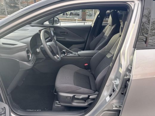 Toyota C-HR 2.0 Plug-in Hybrid 220 First Edition | 06-10141018 Voor meer informatie ActivLease financial lease