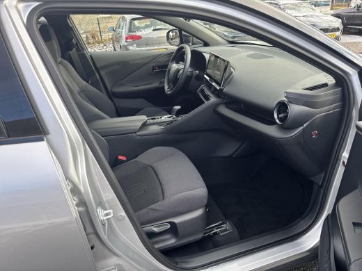 Toyota C-HR 2.0 Plug-in Hybrid 220 First Edition | 06-10141018 Voor meer informatie ActivLease financial lease