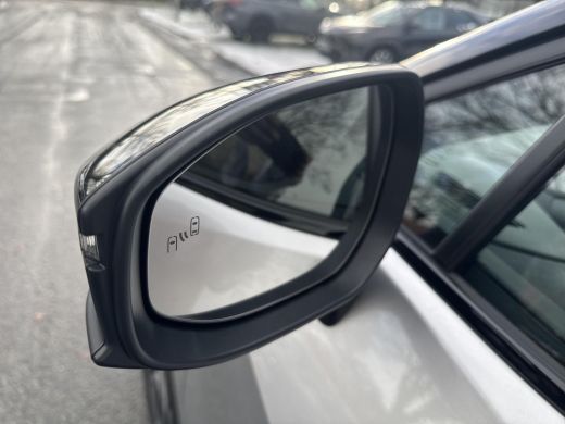 Toyota C-HR 2.0 Plug-in Hybrid 220 First Edition | 06-10141018 Voor meer informatie ActivLease financial lease