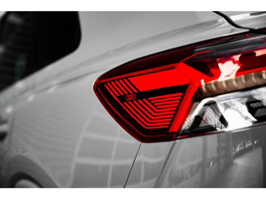 Audi Q4 e-tron S edition | Achterklep, automatisch bedienbaar | Achteruitrijcamera | Adaptive cruise control ActivLease financial lease