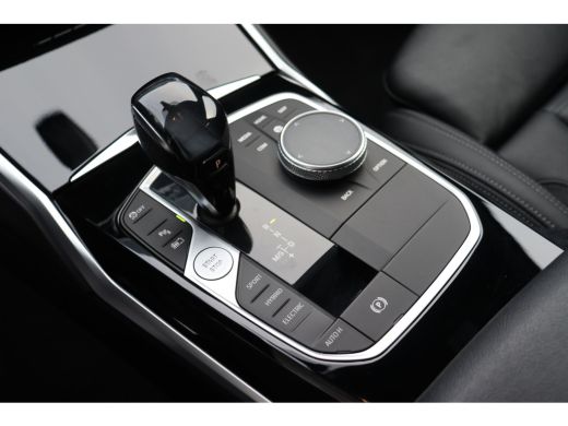 BMW 3 Serie Touring 330e High Executive Sport Line Automaat / Sportstoelen / LED / Live Cockpit Professional ... ActivLease financial lease
