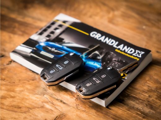 Opel Grandland X 1.2 Sportline (APPLE CARPLAY, CAMERA, DEALER ONDERHOUDEN, NAVIGATIE, CLIMATE, CRUISE, GETINT GLAS... ActivLease financial lease