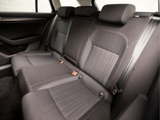 Skoda Superb Combi 1.5 TSI ACT Sport 150Pk Automaat (APPLE CARPLAY, GROOT NAVI, MEMORY SEATS, STOELVERWARMING,... ActivLease financial lease