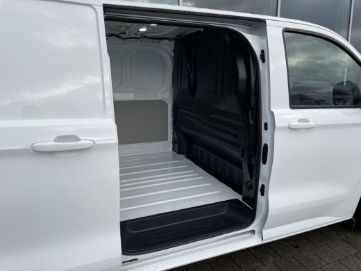 Volkswagen e-Transporter L2 Bulli 218PK | Trekhaak | App Connect | Assistentie Pakket Premium ActivLease financial lease