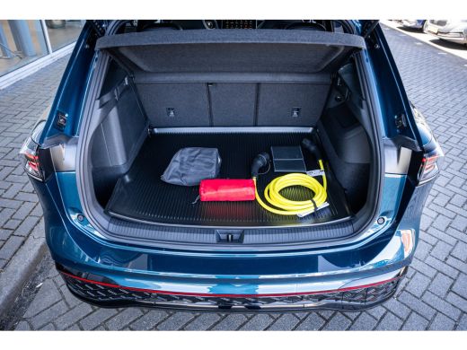 Volkswagen Tiguan R-Line Edition - eHybrid | Inclusief &euro;2000,- inruilvoordeel | Trekhaak | 'App-Connect' draadloze ... ActivLease financial lease
