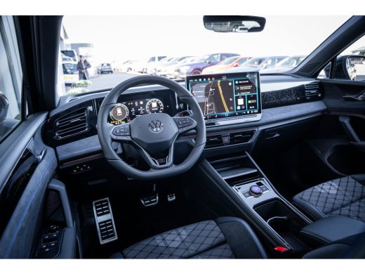 Volkswagen Tiguan R-Line Edition - eHybrid | Inclusief &euro;2000,- inruilvoordeel | Trekhaak | 'App-Connect' draadloze ... ActivLease financial lease