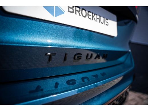 Volkswagen Tiguan R-Line Edition - eHybrid | Inclusief &euro;2000,- inruilvoordeel | Trekhaak | 'App-Connect' draadloze ... ActivLease financial lease