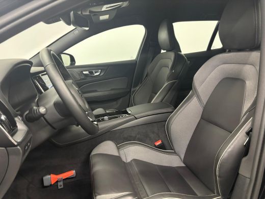 Volvo  V60 T6 Plug-in hybrid AWD Plus Dark | 360 Camera | Achterbank verwarmd | Premium audio | Trekhaak | ActivLease financial lease