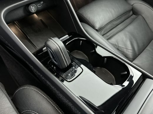 Volvo  XC40 Recharge P8 AWD R-Design 78kWh | 20" | Leder | Panoramadak | 360 Camera | Harman Kardon | Elektr... ActivLease financial lease