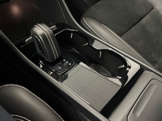 Volvo  XC40 Recharge P8 AWD R-Design | Achteruitrijcamera | Apple Carplay/Android Auto | Verwarmde achterbank... ActivLease financial lease