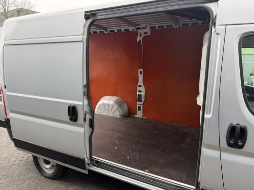 Fiat Ducato 140pk L2H2 (Trekhaak - Camera - Navigatie - Automatische Airco - Houten vloer + Zijwand panelen) ActivLease financial lease