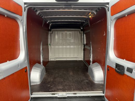 Fiat Ducato 140pk L2H2 (Trekhaak - Camera - Navigatie - Automatische Airco - Houten vloer + Zijwand panelen) ActivLease financial lease