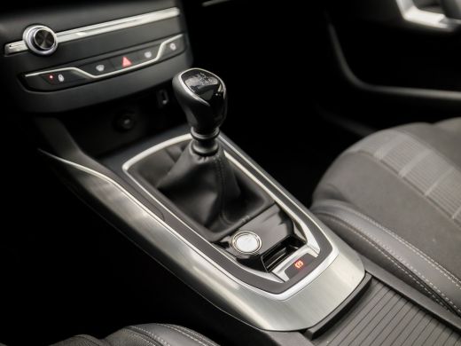 Peugeot 308 SW 1.2 PureTech Premium Sport (PANORAMADAK, APPLE CARPLAY, GROOT NAVI, KEYLESS, CAMERA, GETINT GL... ActivLease financial lease