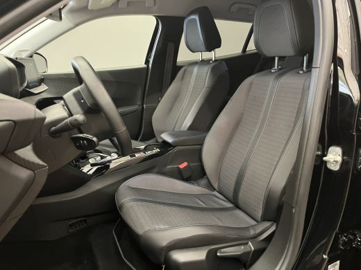Peugeot e-2008 EV Allure Pack 50 kWh Digitaal Dashboard | LED | Leder/Stof | Climate | Camera | Carplay | 17" Li... ActivLease financial lease
