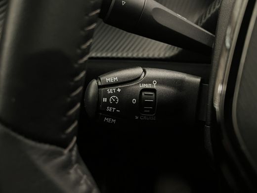 Peugeot e-2008 EV Allure Pack 50 kWh Digitaal Dashboard | LED | Leder/Stof | Climate | Camera | Carplay | 17" Li... ActivLease financial lease