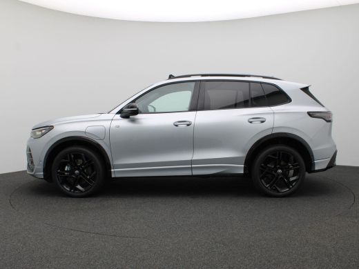 Volkswagen Tiguan 1.5 eHybrid R-Line Business 204PK DSG Pano-Schuifdak, Black Style, Trekhaak, 20" LM Velgen, Keyle... ActivLease financial lease