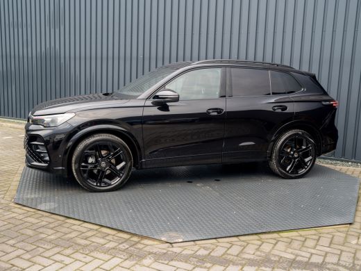 Volkswagen Tiguan 1.5 eTSI R-Line Edition | 360 Camera | 20'' | Black Style | Side Assist | Prijs Rijklaar!! ActivLease financial lease