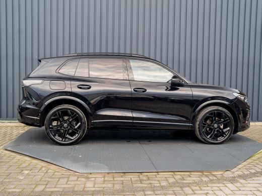 Volkswagen Tiguan 1.5 eTSI R-Line Edition | 360 Camera | 20'' | Black Style | Side Assist | Prijs Rijklaar!! ActivLease financial lease