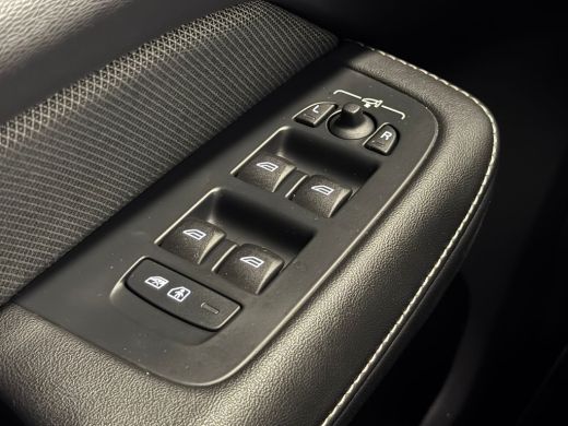 Volvo  V60 T6 Plug-in hybrid AWD Ultimate Bright | Panoramadak | Trekhaak | Stuurverwarming | Achterbank ver... ActivLease financial lease