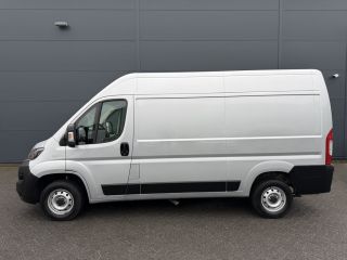 Fiat Ducato 140pk L2H2 (Trekhaak - Camera - Navigatie - Automatische Airco - Houten vloer + Zijwand panelen)