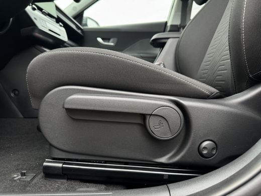 Hyundai Kona Pure Edition 48.4 kWh | Uit voorraad leverbaar! | Parkeersensoren voor en achter | Adaptieve Crui... ActivLease financial lease