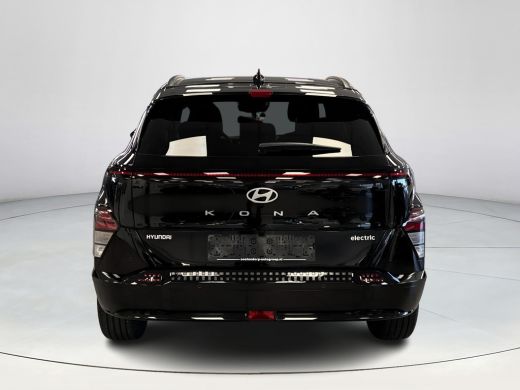 Hyundai Kona Pure Edition 48.4 kWh | Uit voorraad leverbaar! | Parkeersensoren voor en achter | Adaptieve Crui... ActivLease financial lease