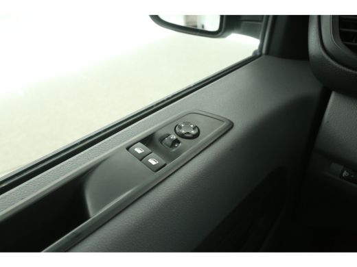 Opel Vivaro-e L2H1 75 kWh | SOH 90% | Snelladen | Airco | Cruise | 3-Zits | Carplay | Navi | Parkeersens. ActivLease financial lease