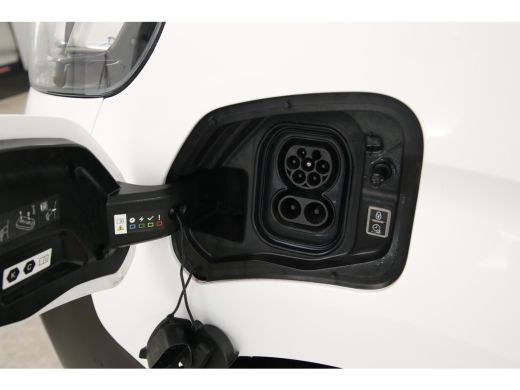 Opel Vivaro-e L2H1 75 kWh | SOH 90% | Snelladen | Airco | Cruise | 3-Zits | Carplay | Navi | Parkeersens. ActivLease financial lease