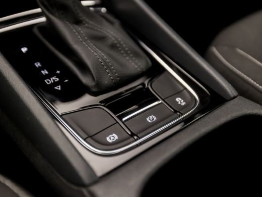 Skoda Karoq 1.0 TSI Black&White Automaat (APPLE CARPLAY, GROOT NAVI, DEALER ONDERHOUDEN, CRUISE CONTROL, GETI... ActivLease financial lease