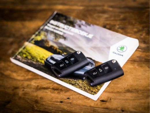 Skoda Karoq 1.0 TSI Black&White Automaat (APPLE CARPLAY, GROOT NAVI, DEALER ONDERHOUDEN, CRUISE CONTROL, GETI... ActivLease financial lease