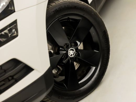 Skoda Karoq 1.0 TSI Black&White Automaat (APPLE CARPLAY, GROOT NAVI, DEALER ONDERHOUDEN, CRUISE CONTROL, GETI... ActivLease financial lease