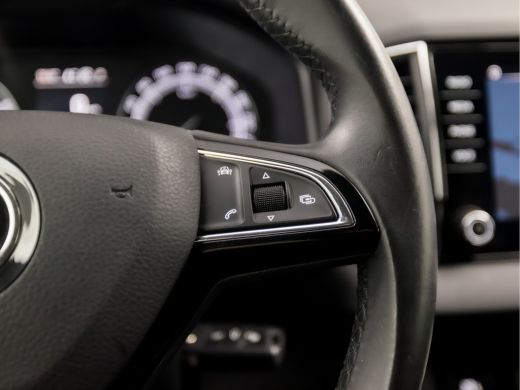 Skoda Karoq 1.0 TSI Black&White Automaat (APPLE CARPLAY, GROOT NAVI, DEALER ONDERHOUDEN, CRUISE CONTROL, GETI... ActivLease financial lease