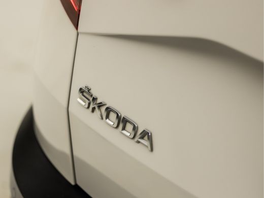 Skoda Karoq 1.0 TSI Black&White Automaat (APPLE CARPLAY, GROOT NAVI, DEALER ONDERHOUDEN, CRUISE CONTROL, GETI... ActivLease financial lease