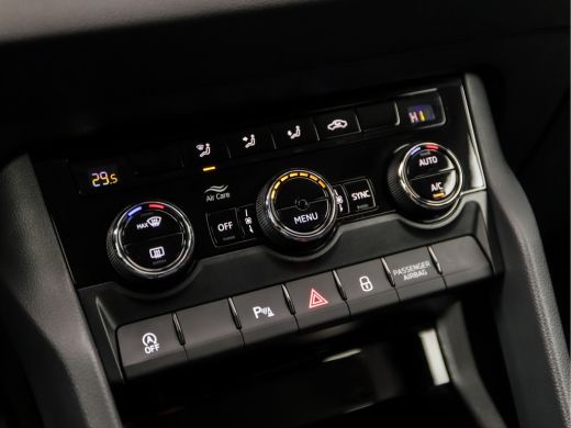 Skoda Karoq 1.0 TSI Black&White Automaat (APPLE CARPLAY, GROOT NAVI, DEALER ONDERHOUDEN, CRUISE CONTROL, GETI... ActivLease financial lease