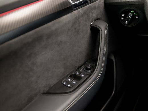 Skoda Superb Combi 1.4 TSI iV Sportline Black Edition 218Pk Automaat (PANORAMADAK, APPLE CARPLAY, RS KUIPSTOEL... ActivLease financial lease