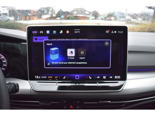 Volkswagen Golf 1.5 eHybrid 204PK PHEV Life Edition | TREKHAAK | ADAPT. CRUISE | 18 INCH | LED | APP CONNECT ActivLease financial lease