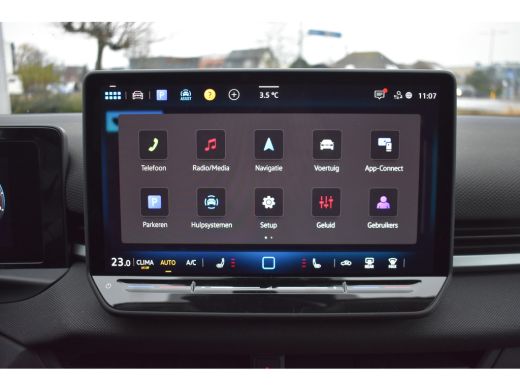 Volkswagen T-Roc 1.5 eTSI 115PK DSG-7 Life First Edition | 20 INCH MET ALL SEASONBANDEN | STOEL + STUURVERW. | LED... ActivLease financial lease