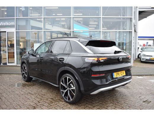 Volkswagen T-Roc 1.5 eTSI 115PK DSG-7 Life First Edition | 20 INCH MET ALL SEASONBANDEN | STOEL + STUURVERW. | LED... ActivLease financial lease