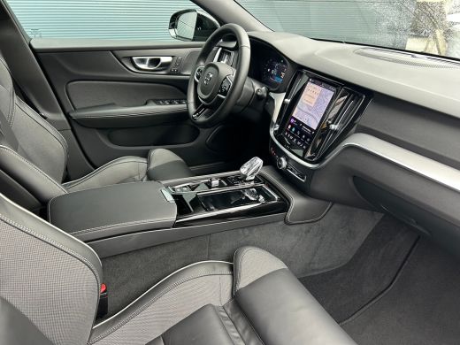 Volvo  V60 2.0 T6 Plug-in hybrid AWD Plus Dark | Forest Lake! | 360 camera | Trekhaak | All-seasons | Harman... ActivLease financial lease