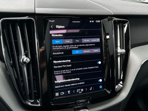 Volvo  XC60 2.0 T6 Plug-in hybrid AWD Plus Dark | Pano | Trekhaak | Memory | 360 camera | All-seasons | Clima... ActivLease financial lease