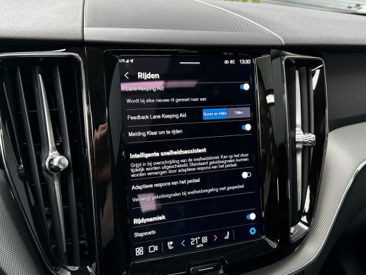 Volvo  XC60 2.0 T6 Plug-in hybrid AWD Plus Dark | Pano | Trekhaak | Memory | 360 camera | All-seasons | Clima... ActivLease financial lease