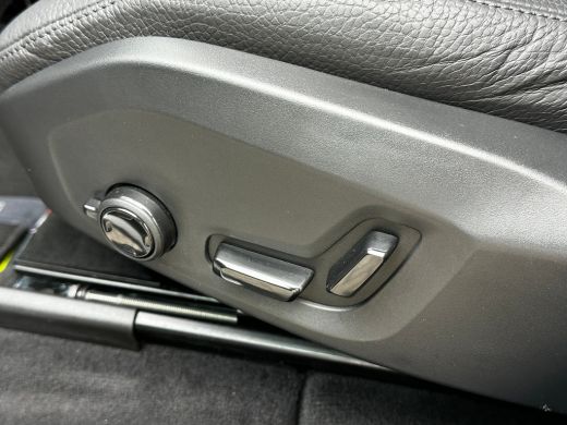 Volvo  XC60 2.0 T6 Plug-in hybrid AWD Plus Dark | Pano | Trekhaak | Memory | 360 camera | All-seasons | Clima... ActivLease financial lease