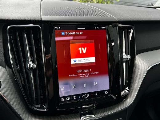 Volvo  XC60 2.0 T6 Plug-in hybrid AWD Plus Dark | Pano | Trekhaak | Memory | 360 camera | All-seasons | Clima... ActivLease financial lease