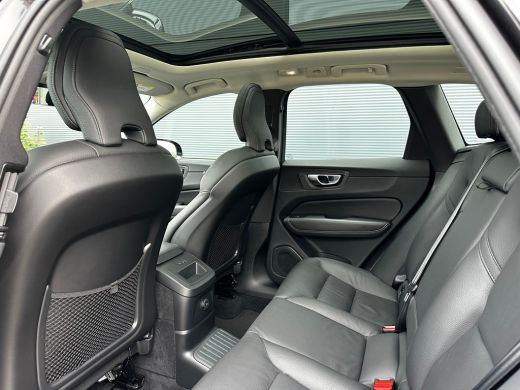 Volvo  XC60 2.0 T6 Plug-in hybrid AWD Plus Dark | Pano | Trekhaak | Memory | 360 camera | All-seasons | Clima... ActivLease financial lease