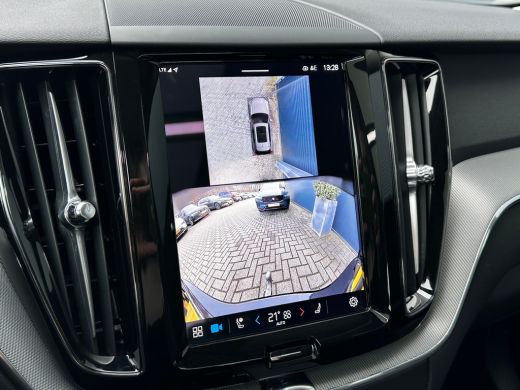 Volvo  XC60 2.0 T6 Plug-in hybrid AWD Plus Dark | Pano | Trekhaak | Memory | 360 camera | All-seasons | Clima... ActivLease financial lease