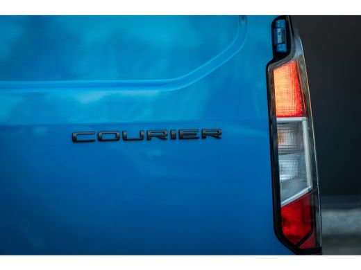 Ford E-Transit Courier Limited 44 kWh DIRECT LEVERBAAR | Trekhaak | Adapt. Cruise | Dodehoek Detectie | Camera | Winter-... ActivLease financial lease
