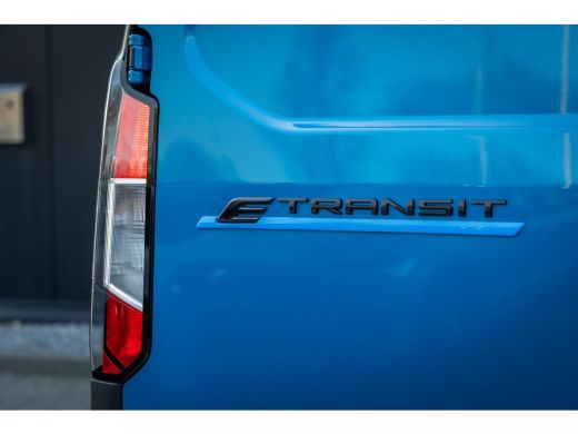 Ford E-Transit Courier Limited 44 kWh DIRECT LEVERBAAR | Trekhaak | Adapt. Cruise | Dodehoek Detectie | Camera | Winter-... ActivLease financial lease