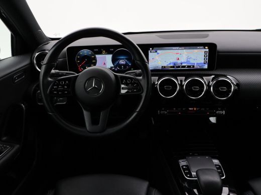 Mercedes-Benz A-Klasse 180D AUT. NIEUW MODEL + WIDESCREEN MBUX | CAMERA | 18" AMG | STOELVERW. | LED | DAB ActivLease financial lease