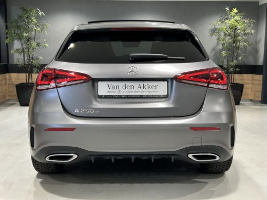 Mercedes-Benz A-Klasse 250e AMG// Panoramadak // Memory // MultiBeam LED // Keyless // Magno Grijs // Augmented ActivLease financial lease