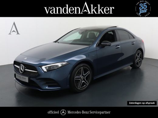 Mercedes-Benz A-Klasse 250e AMG // Panoramadak // Memory // Trekhaak // Keyless // Carplay // Sfeerverlichting // MultiB...